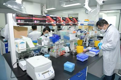 上海市委书记李强调研同济疫苗研发团队